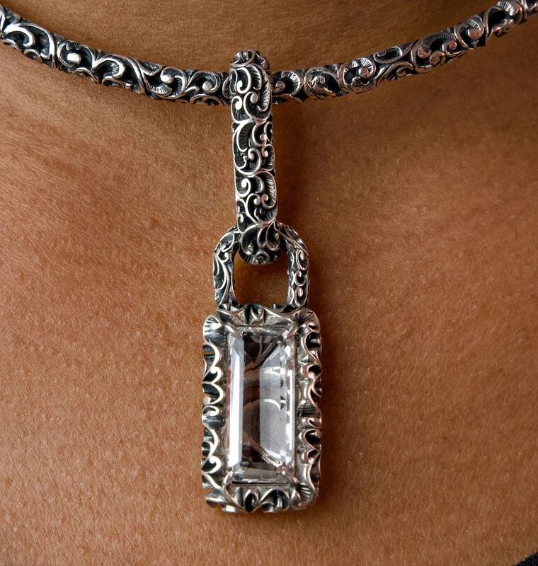 Ciondolo BAGUETTE pietra QUARZO IALINO inciso a mano