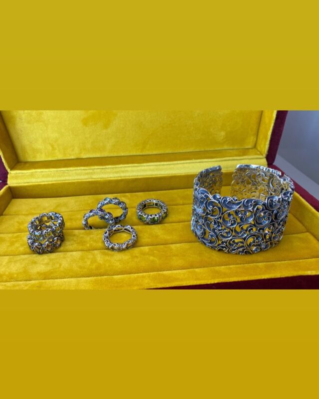 "𝙴' 𝚝𝚞𝚝𝚝𝚊 𝚞𝚗𝚊 𝚚𝚞𝚎𝚜𝚝𝚒𝚘𝚗𝚎 𝚍𝚒 𝚌𝚘𝚕𝚘𝚛𝚒" ~ 𝙲𝚒𝚝. @mariaeluisajewels📍viale antonio onofri 11, città
☎️ negozio 0549 992135
📲info ed ordini whatsapp 335 5458437#mariaeluisajewels #silverjewelry #finejewelry #18kt #argent925 #pietrenaturali #pietrepreziose #gioielli #gioielliartigianali #madeinitaly #madeinmilano #madeinmilan #nuovacollezione #newcollection #riconoscersisenzamostrarsi #sanmarino #sanmarinorepublic #visitsanmarino #riccione #rimini #santarcangelodiromagna #sansepolcro #firenze #milano #torino #venezia
