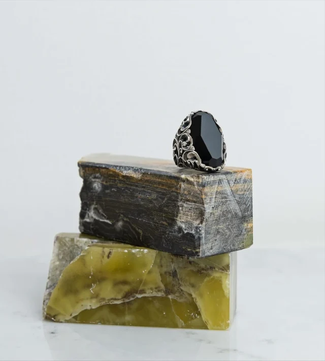 Pietre selezionate per forma e purezza…Waiting for Apericena Party at
Set location: @giorgiaboutique_
Guest: @mariaeluisajewels
Credits: @aquamarina_gioielli_san_marino