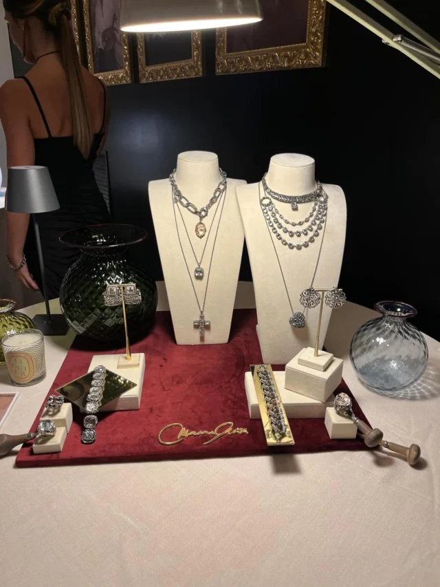 • December Mood •

@aquamarina_gioielli_san_marino 
📍viale antonio onofri 11, città 
📲info whatsapp 335 5458437
☎️ telefono negozio 0549 992135