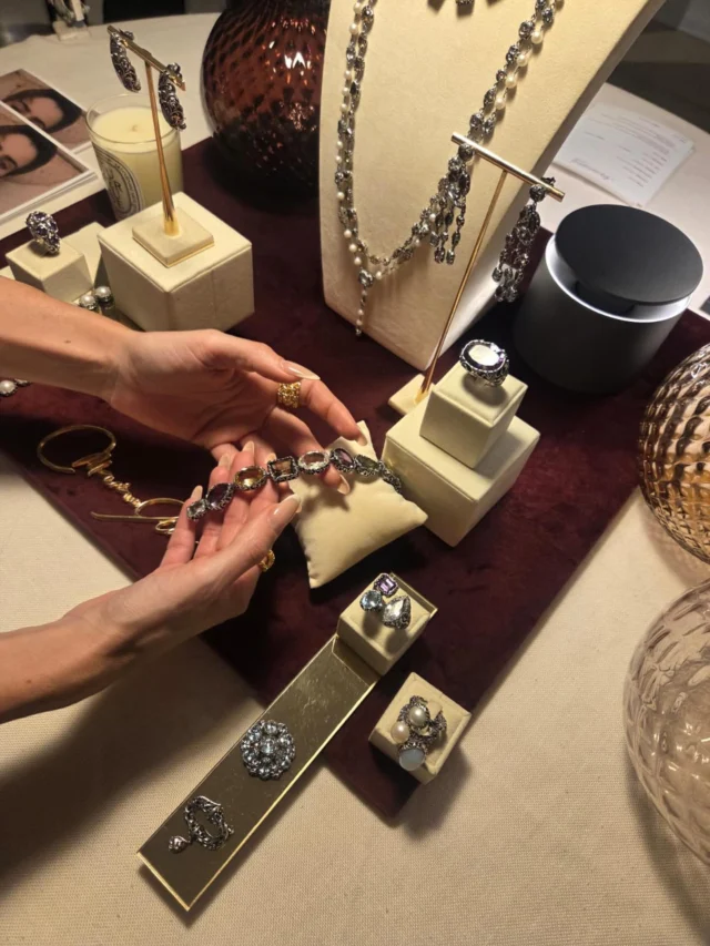 • December Mood •

@aquamarina_gioielli_san_marino 
📍viale antonio onofri 11, città 
📲info whatsapp 335 5458437
☎️ telefono negozio 0549 992135

@mariaeluisajewels 
@giorgiaboutique_ 
@espressione_di_te_parrucchieri 
@_iacchi_ 
@sofy.guidi 
@genny.monti