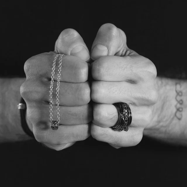 “Ci sono padri che insegnano con le parole. Altri che lo fanno con l’esempio, ogni giorno” ~ Cit.@aquamarina_gioielli_san_marino
@rubiniaofficial📍viale antonio onofri 11, città
📲info whatsapp 335 5458437
☎️telefono negozio 0549 992135E Online, per rendere a tutti i nostri clienti speciali una vicinanza quotidiana